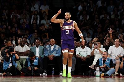 यह आप पर निर्भर करता है! डिलन ने आधे में 7 में से 3 तीन-पॉइंटर्स बनाए और 15 अंकों का योगदान दिया।