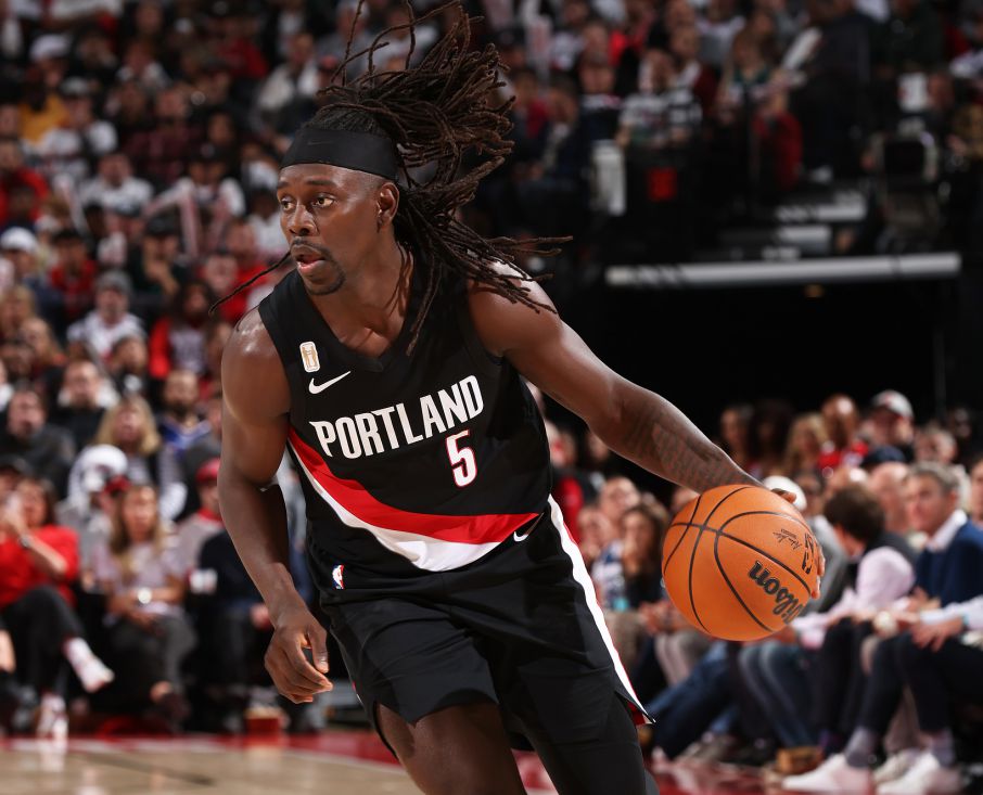 हॉलिडे ने 6 थ्री-पॉइंटर्स के साथ 22 अंक बनाए और अंतिम क्वार्टर में 10 अंक और दो फ्री थ्रो के साथ गेम को ख़त्म कर दिया।