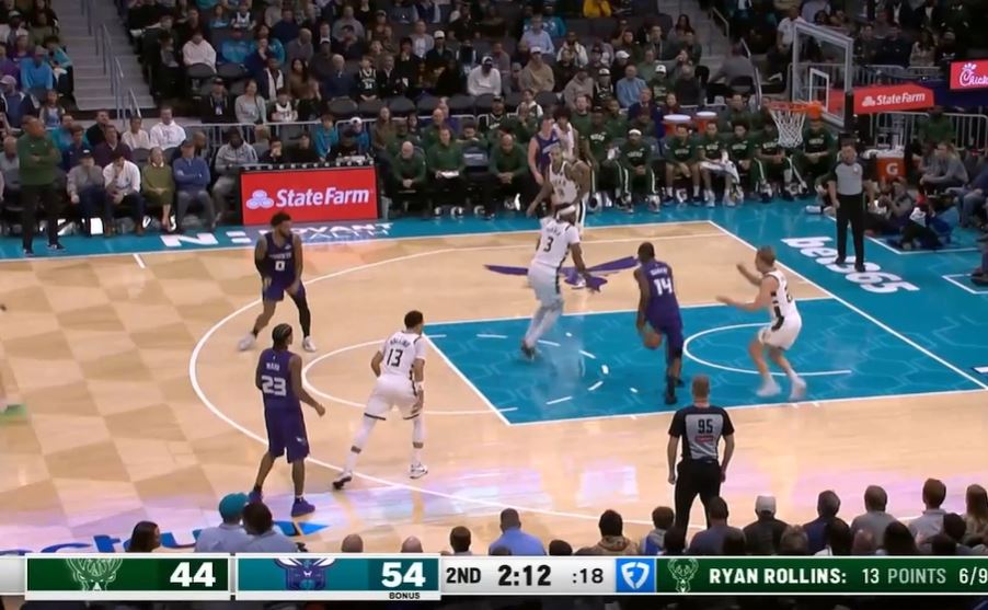 टर्नर और रॉलिन्स ने संयुक्त रूप से आधे में 32 अंक बनाए और अन्य तीन स्टार्टरों ने संयुक्त रूप से 13 में से 3 अंक बनाए