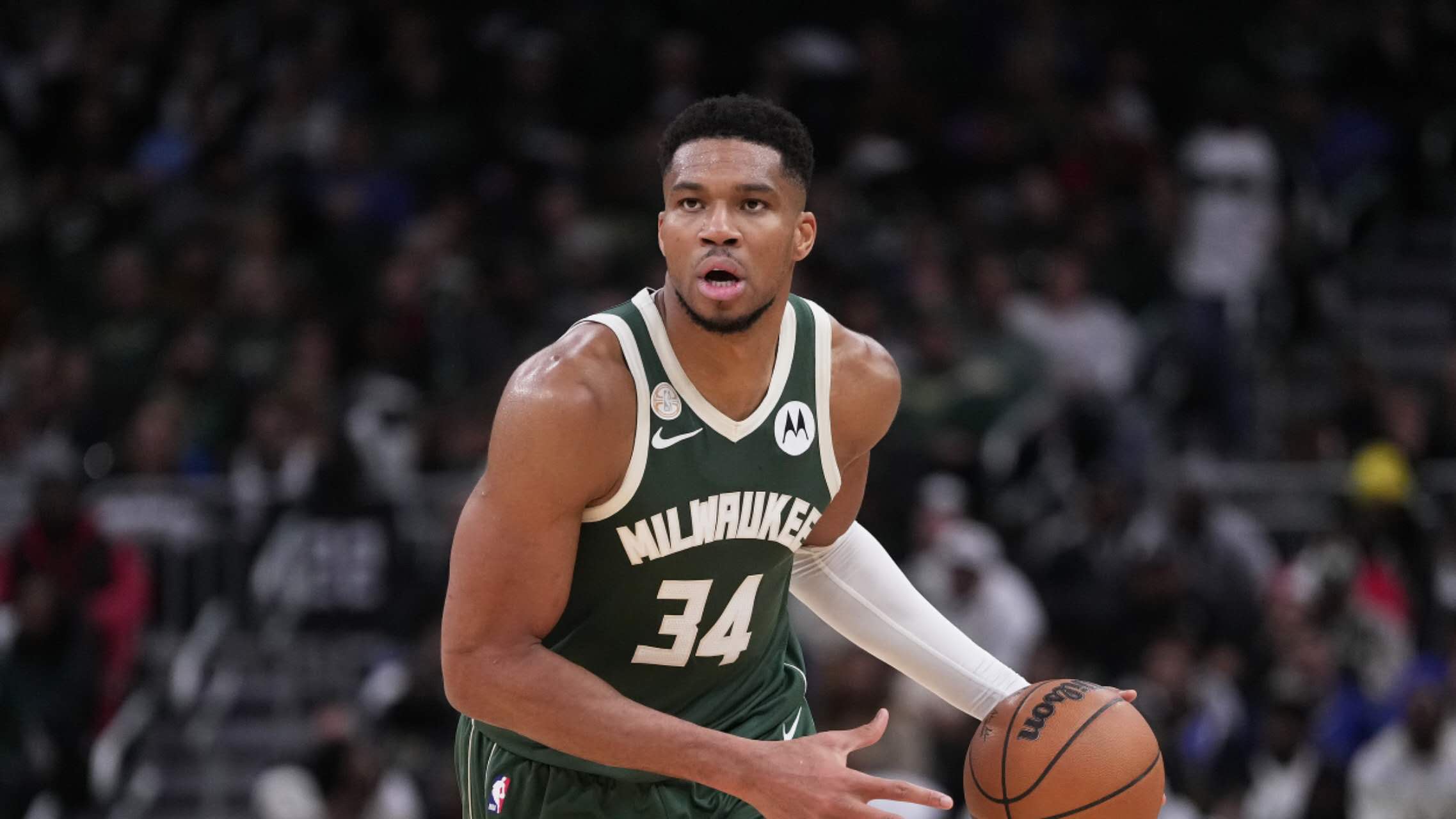 एंटेटोकोनम्पो की 18 सहायताओं ने जादुई नियम को जारी रखा, जिससे बक्स की घरेलू टीम ने हॉर्नेट्स को हरा दिया।